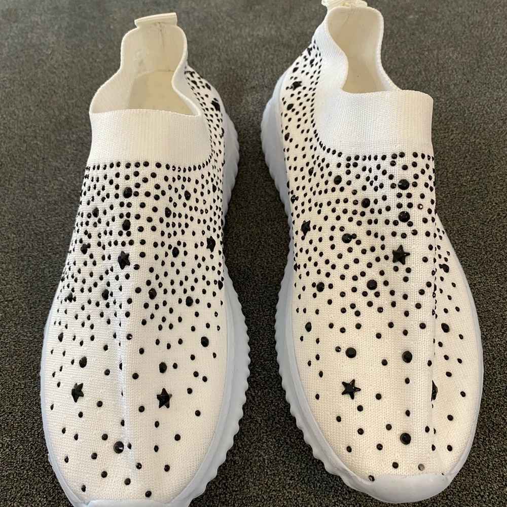 Shoes, slip on, white and black size 6, light weight, no name no brand